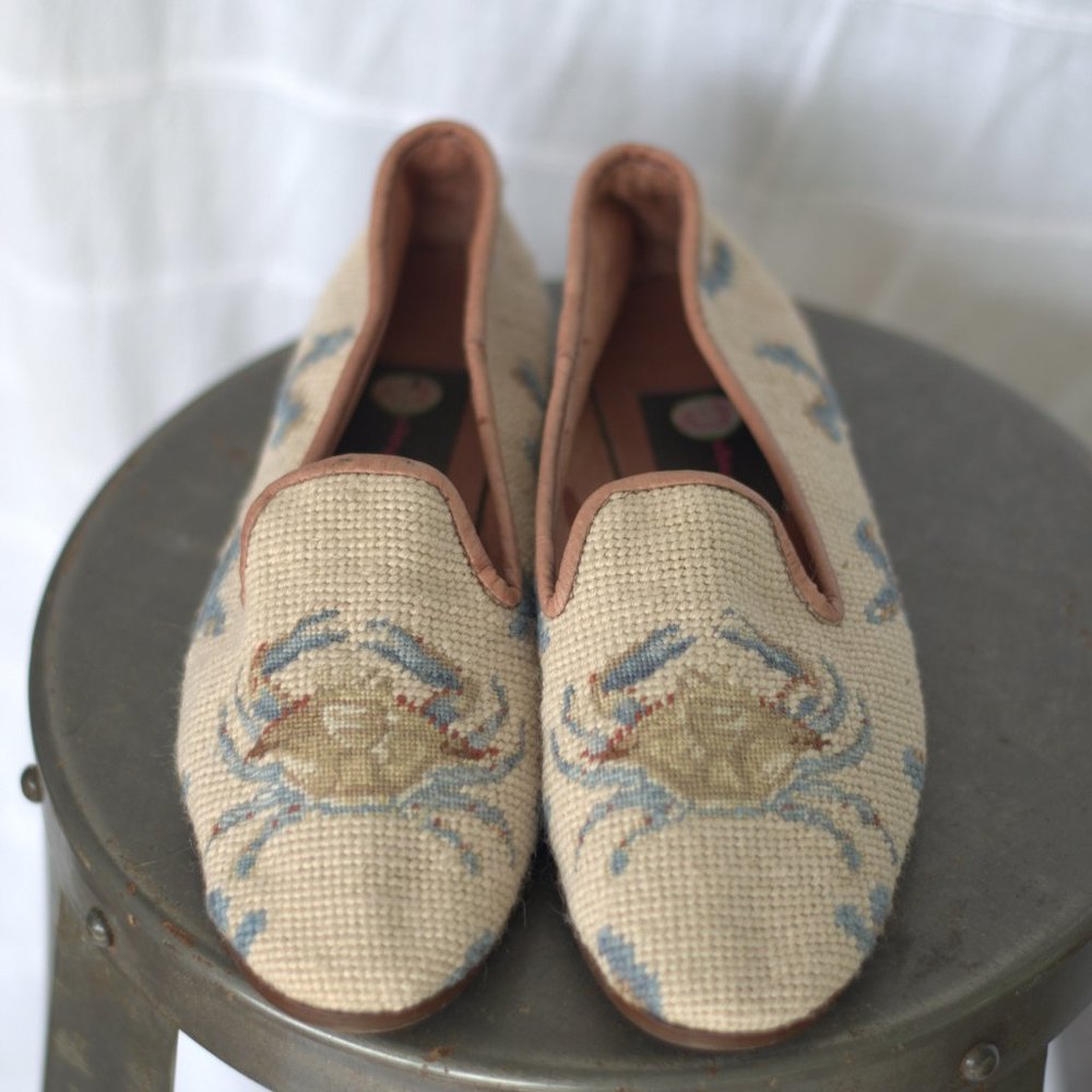 NEEDLEPOINT LOAFER CRAB ON TAN WITH BLUE CORAL